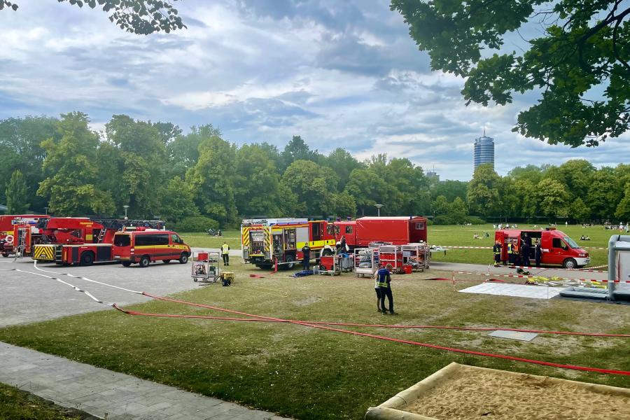 Feuerwehren in einem Park