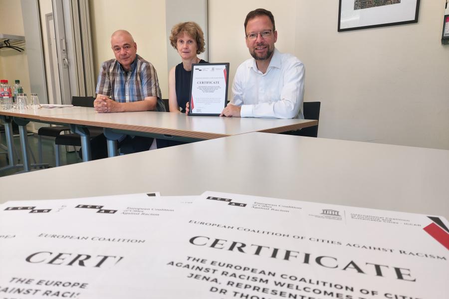 V.l.: Andreas Amend, Integrationsmanager,  Dörthe Thiele, Beauftragte für Migration und Integration, und OB Dr. Thomas Nitzsche mit der ECCAR-Urkunde