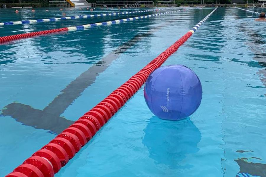 Ein aufgepusteter Wasserball schwimmt im Ostbad.