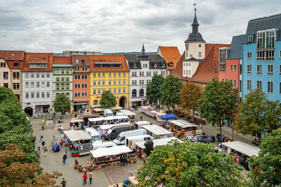 Der Markt mit Einkaufsständen
