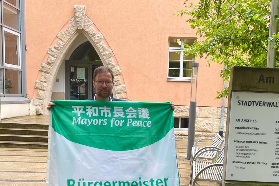 Ein Mann mit einer Flagge