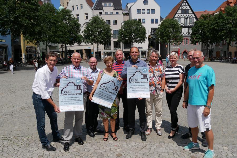 Gemeinschaftsbild auf dem Jenaer Markt von einer Gruppe von Leuten