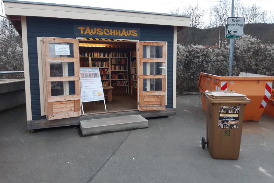 Eine braune Tonne steht auf dem Wertstoffhof.