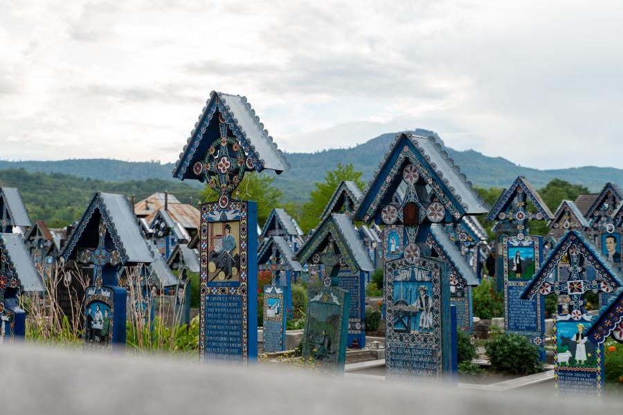 Ein Friedhof mit bunt bemalten Kreuzen