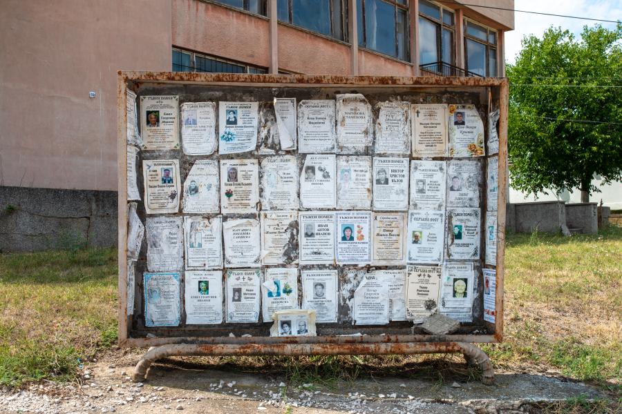 Viele verschiedenen Zettel mit Portraits von Personen