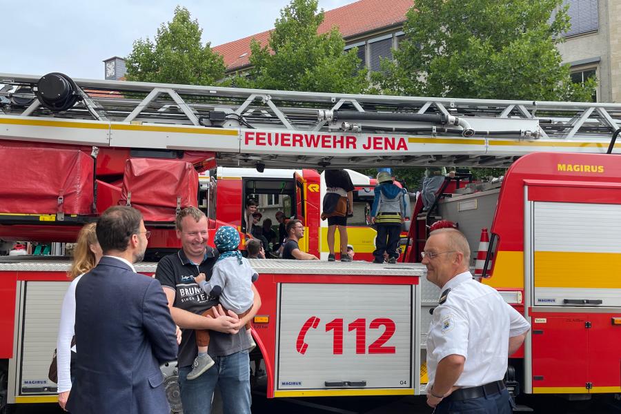 Ein Feuerwehrwagen mit Personen