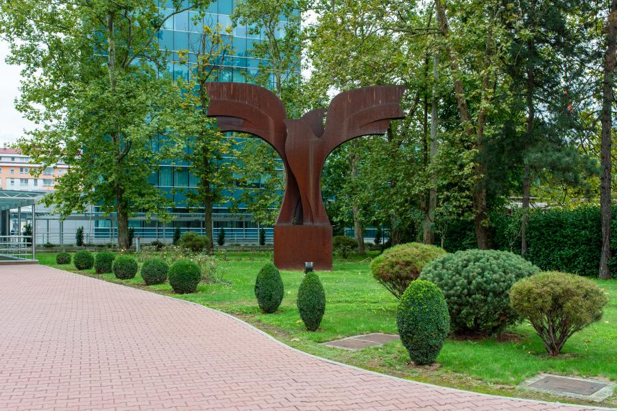Eine Skulptur in einem Park stellt eine stilisierte Taube dar
