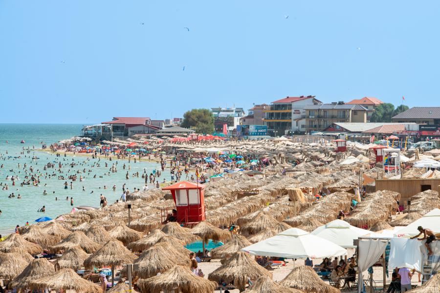 Ein Strand mit vielen Menschen