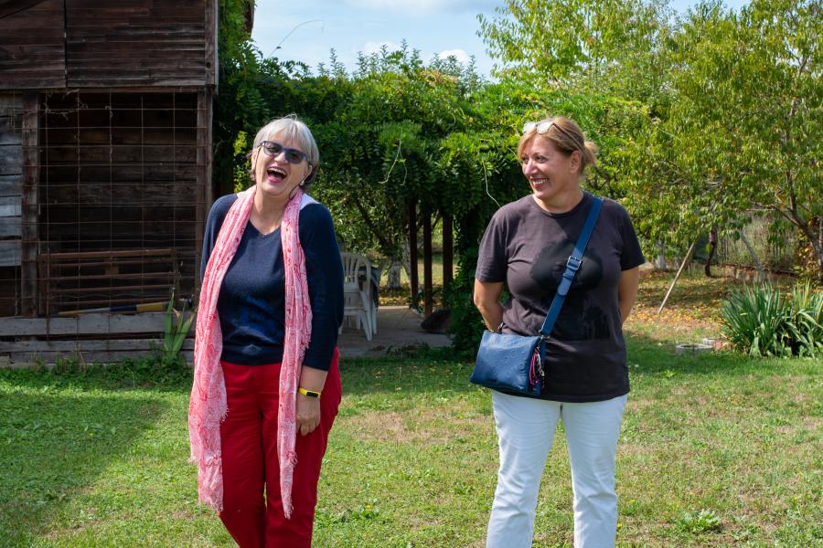 Zwei Frauen in einem Garten
