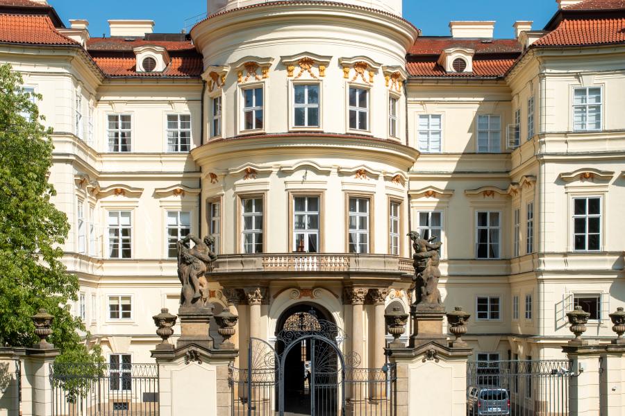 Ein Gebäude mit einem großen Balkon