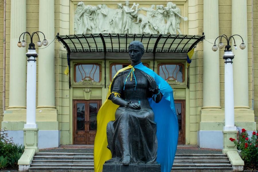 Eine Statue mit der ukrainischen Flagge