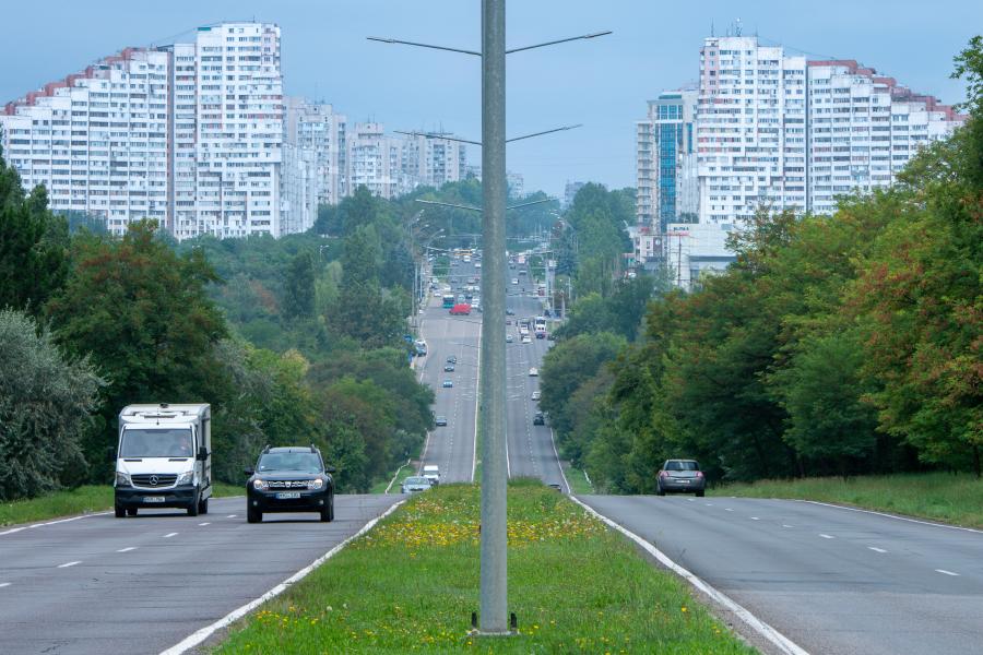 Eine Straße mit Neubauten