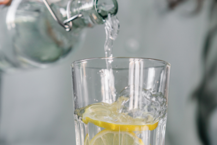 Ein Glas Wasser wird eingeschenkt