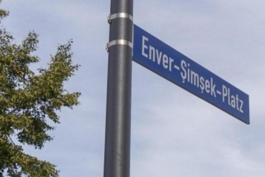Straßenschild mit der Aufschrift: Enver-Şimşek-Platz