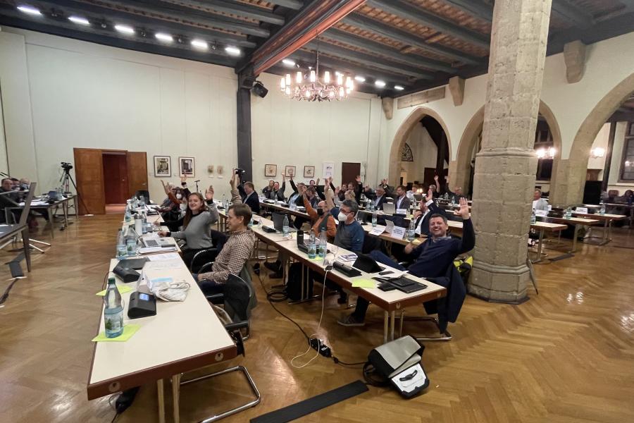Menschen stimmen im Stadtrat ab