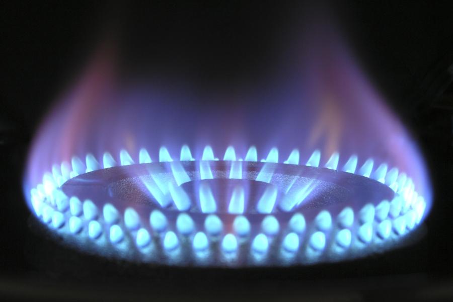 Gasflamme leuchtet blau-gelb