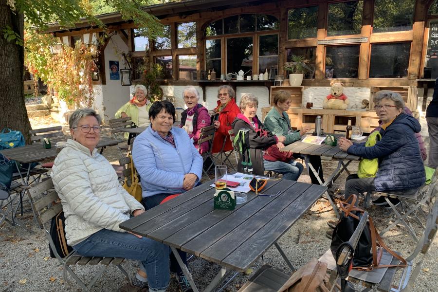 Seniorinnen an einem Tisch im Freien