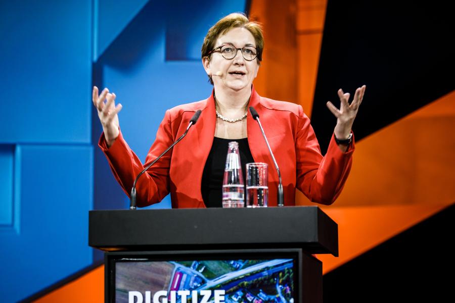 Ministerin Klara Geywitz spricht vor Menschen.