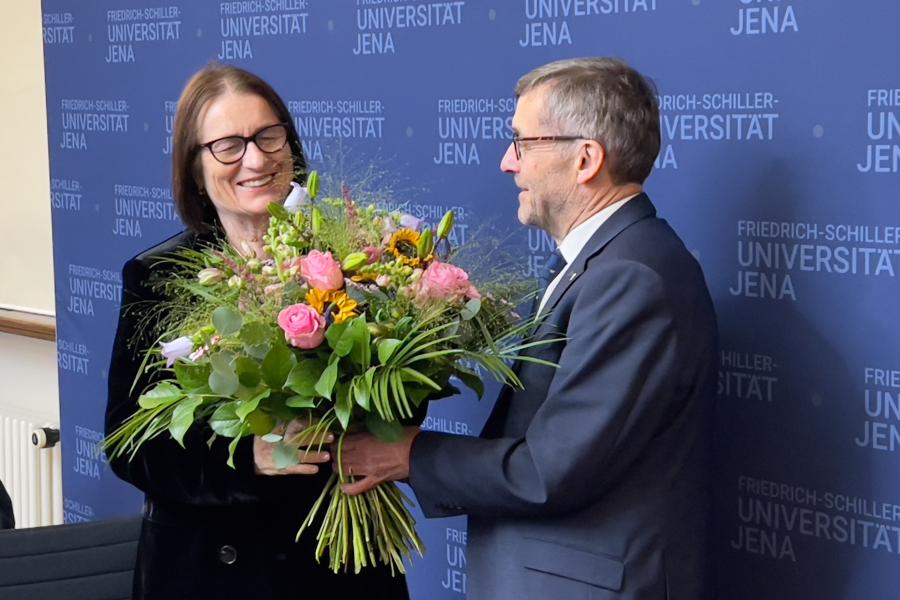 Ein Mann überreicht einer Frau einen Blumenstrauß