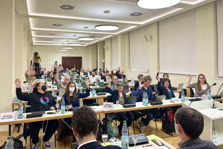 Viele Menschen in einem Raum
