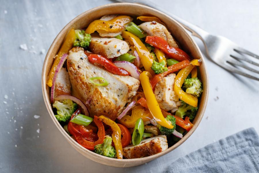 Eine runde Mehrwegverpackung von oben mit einem Salat.