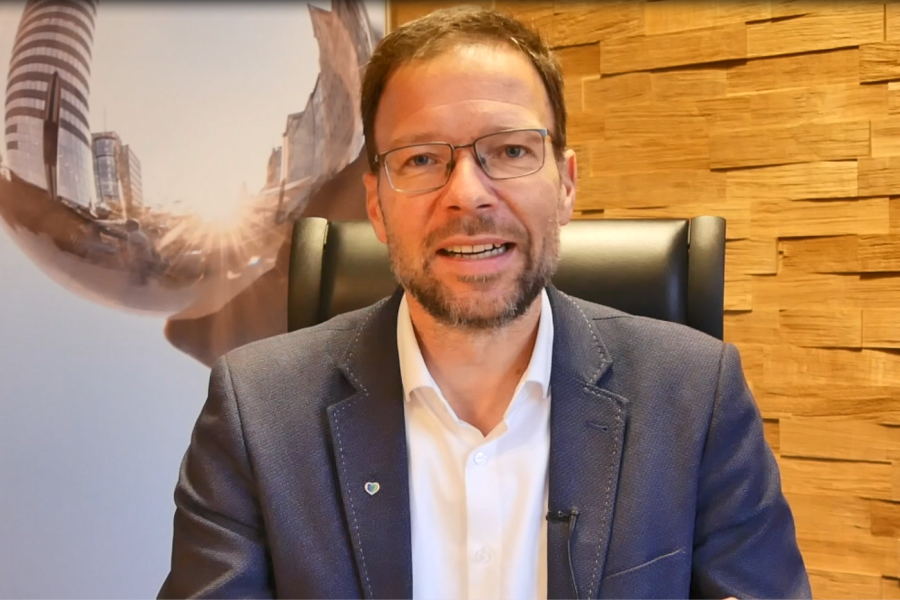 Screenshot: OB hält seineVideobotschaft