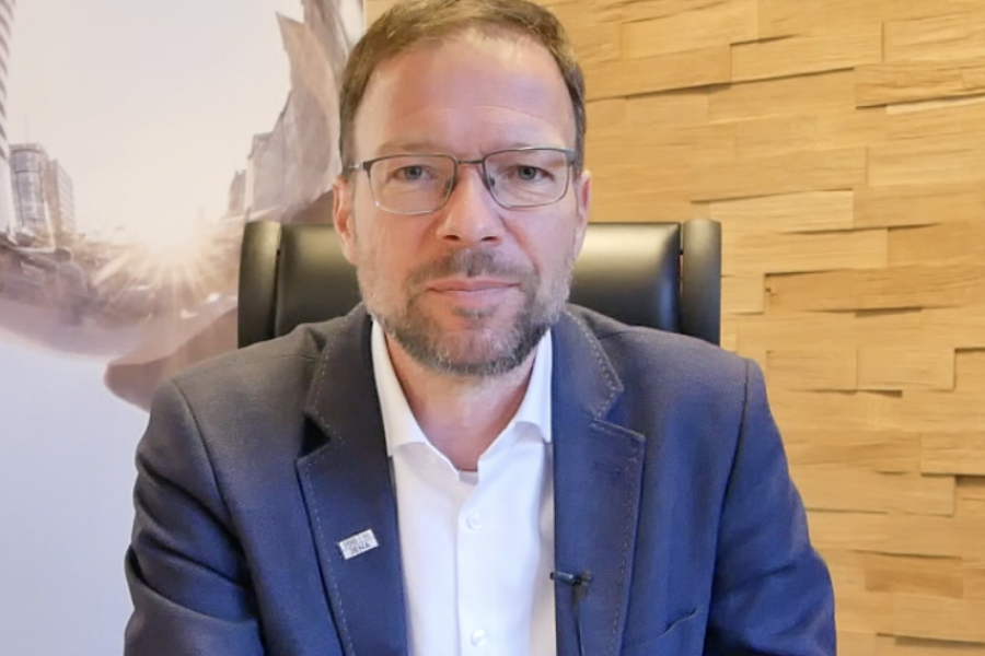 OB Thomas Nitzsche schaut direkt in die Kamera.
