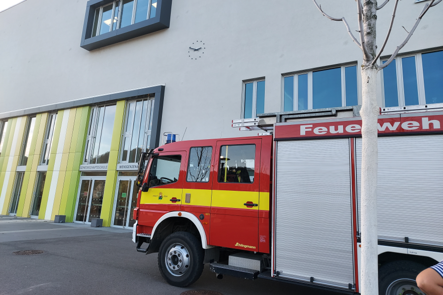 Eine Feuerwehrauto steht vor der Wenigenjenaer Gemeinschaftsschule