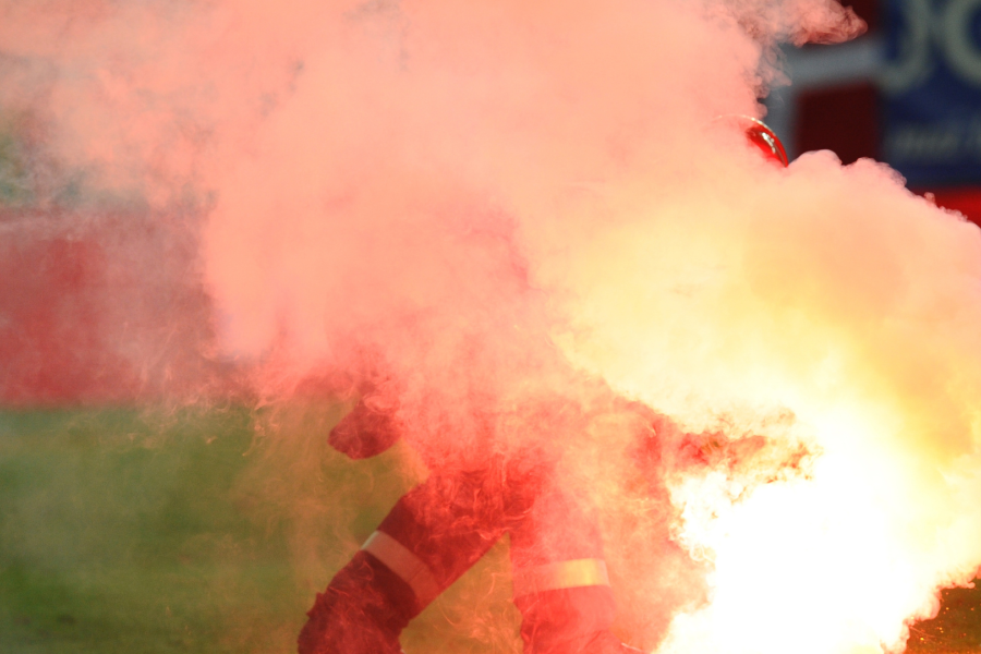 Feuerwehrmann verschwindet hinter Rauchwolke durch Pyrotechnik