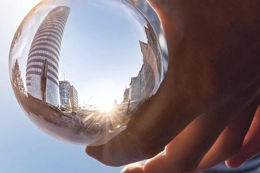 In einer Glaskugel spiegelt sich der Jentower.