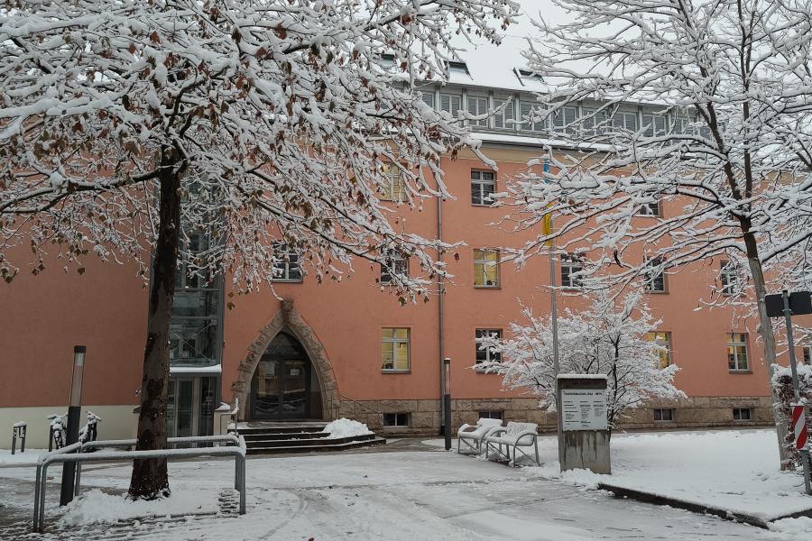 Schnee in Jena: Blick auf den Eingang des Stadtverwaltungsgebäude Anger 15