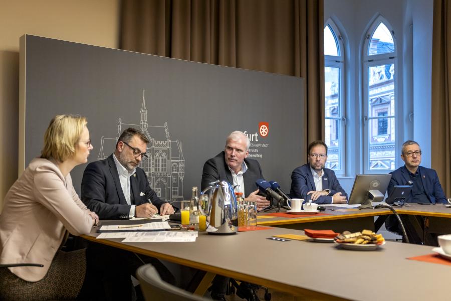 Eine Tisch mit Personen im Halbkreis