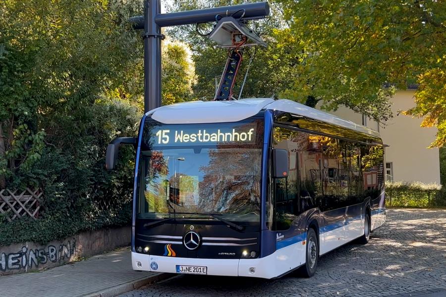 Ein E-Bus vom Jenaer Nahverkehr wird aufgeladen.