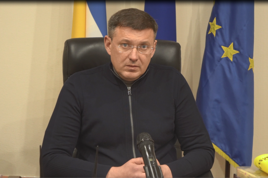 Igor Sapozhko, Oberbürgermeister der ukrainischen Stadt Brovary, spricht in eine Kamera.