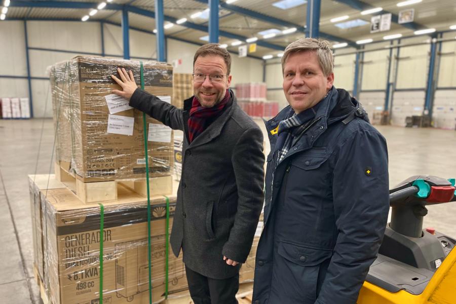 Zwei Männer vor gepackten Boxen