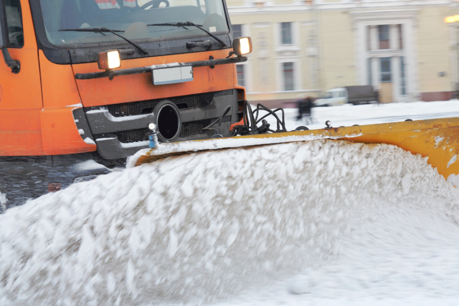 Ein Räumfahrzeug schiebt Schnee zur Seite.
