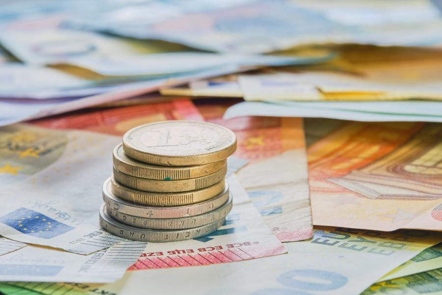 Geldscheine und Münzen in Euro.