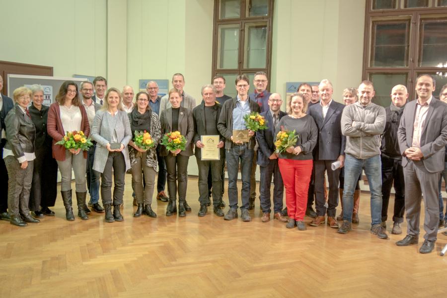 Viele Menschen schauen in die Kamera