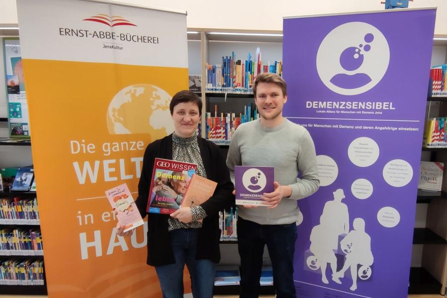 Zwei Menschen in einer Bücherei