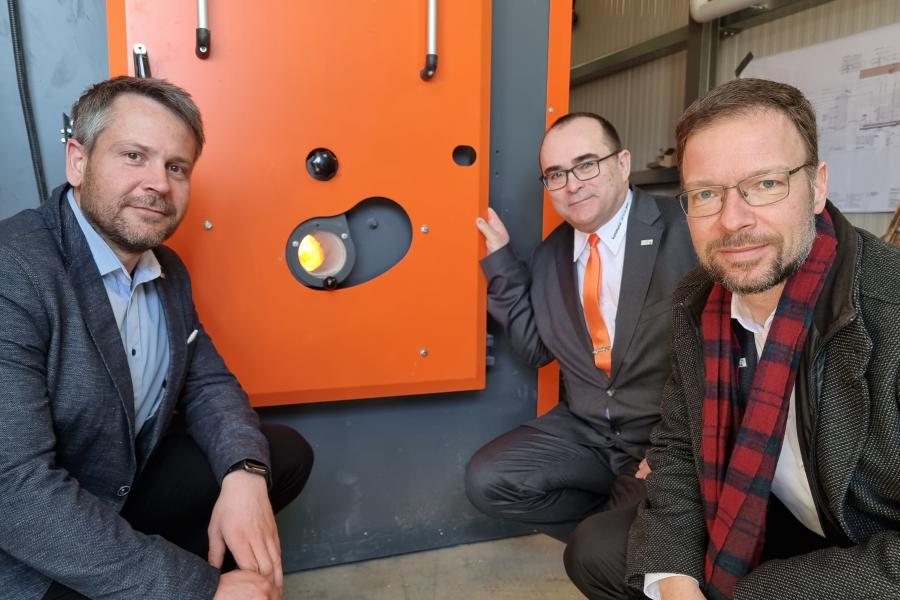 Projektleiter Christopher Helbig,  KSJ-Werkleiter Uwe Feige und Oberbürgermeister Dr. Thomas Nitzsche vor dem Hackschnitzelkessel