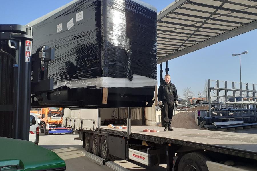 Ein Mann auf einem Schwerlasttransport