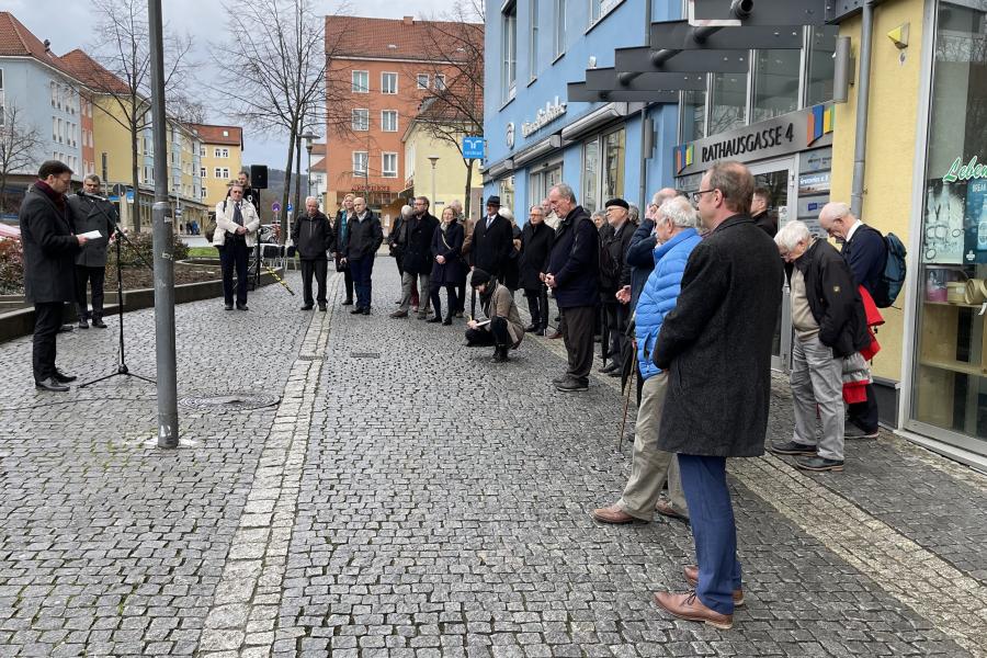 Eine Gruppe von Menschen achtet auf eine Rede 