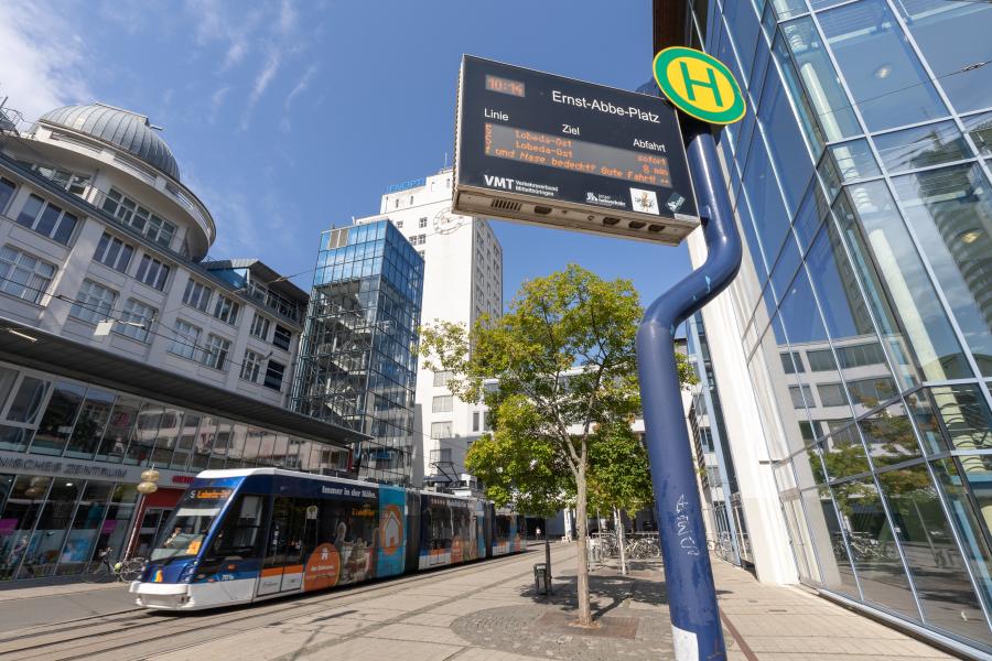 Ein urbaner Platz mit Industriebauten und einer Straßenbahn
