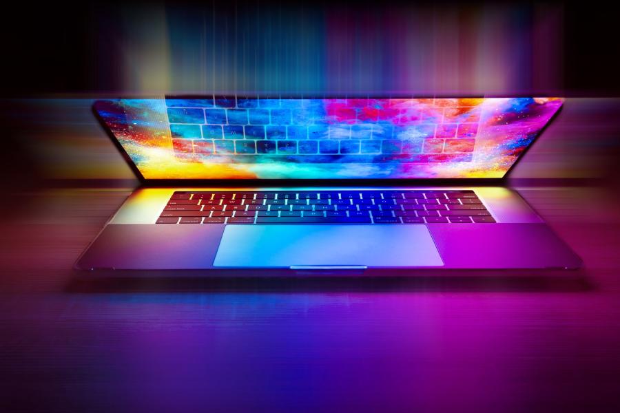 Ein halb aufgeklappter Laptop.