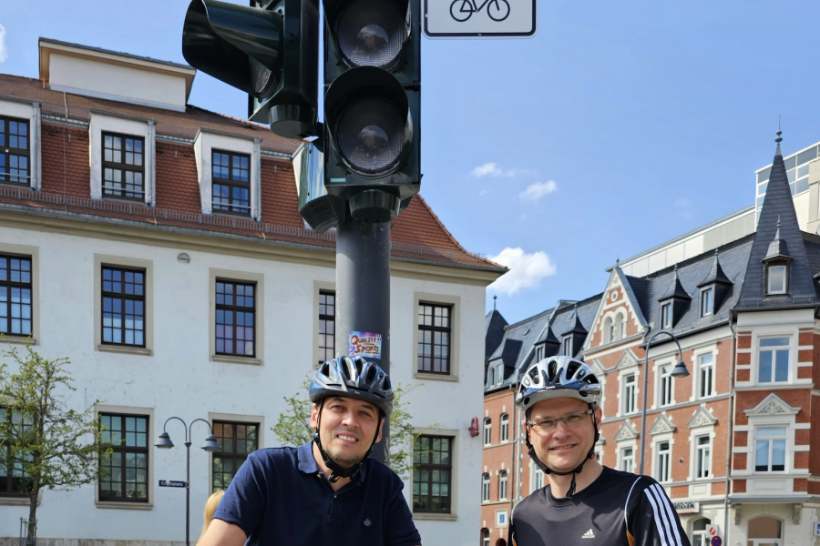 Zwei Männer und ein Grünpfeil
