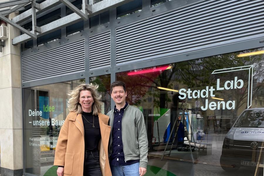 Zwei Menschen vor einem Schaufenster