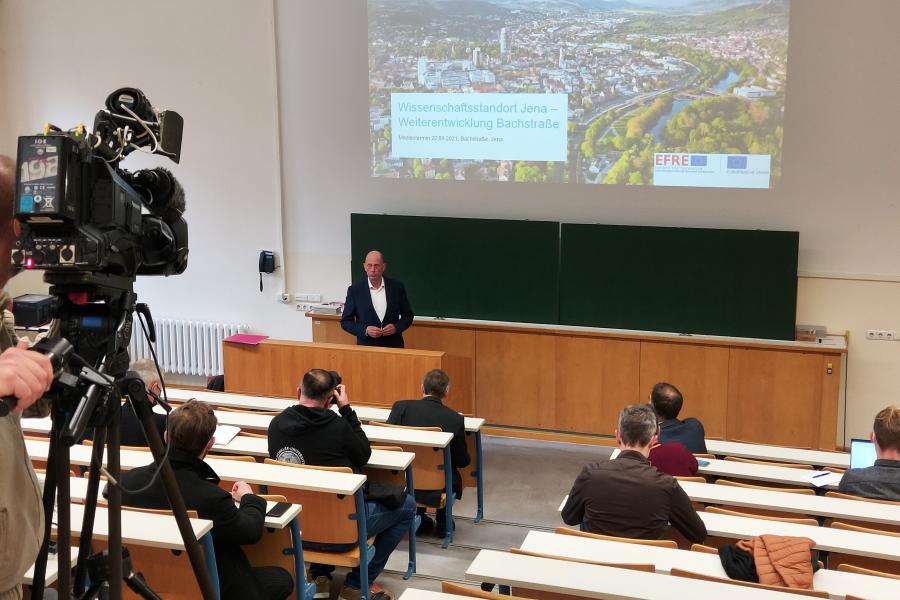 Thüringer Minister Wolfgang Tiefensee stellt die Pläne zum Wissenschaftscampus Jena bei einer Pressekonferenz im September 2021 vor