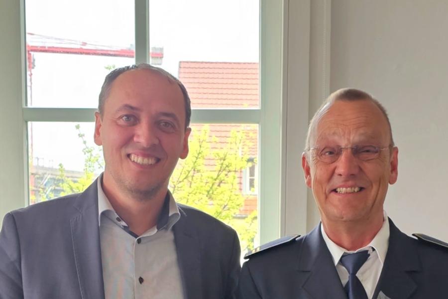 Bürgermeister Christian Gerlitz überreicht die Ernennungsurkunde an Branddirektor Peter Schörnig