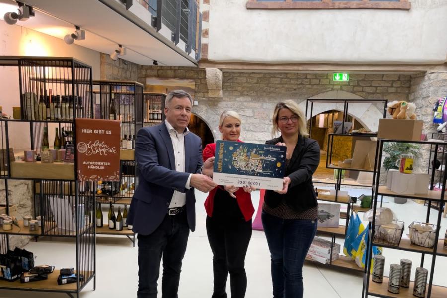 v.l.nr.: Christian Velinger, Geschäftsführer der CityCard Jena-Saale-Holzland GmbH, Alexandra Lärz und Jana Gründig von JenaKultur halten zusammen eine City Card