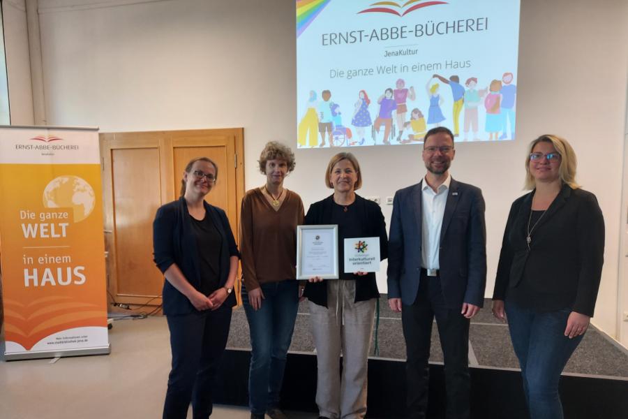 Verleihung des Gütesiegels "interkulturell orientierte Einrichtung" für die Ernst-Abbe-Bücherei (von links nach rechts):  Agnes Steinmetzer (Fachstelle Interkulturelle Öffnung), Dörthe Thiele (Beauftragte für Migration und Integration), Katja Müller (Leiterin EAB), Dr. Thomas Nitzsche (OB), Jana Gründig (Werkleitung Jena-Kultur)